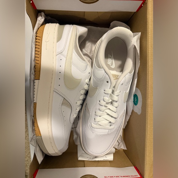 Nike Gamma Force Sneakers - White and phantom light bone women’s size 9 new - Picture 7 of 7